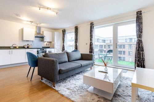 Modern 2 Bed Flat with Balcony, Easy London Access