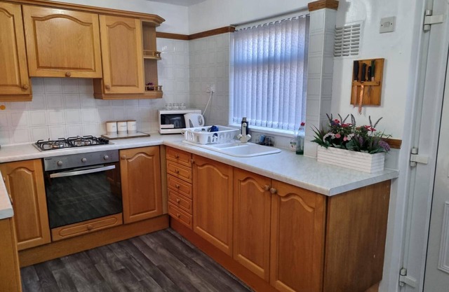 Modern 2-bed Home - Private Garden, Parking & Wifi