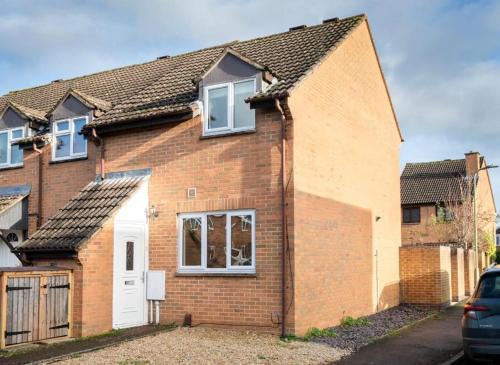 Modern 2 Bed House Close To Village Centre