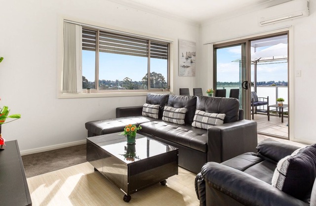 Modern 2-Bed Unit With Great Balcony Views