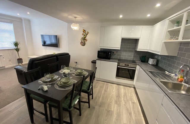 Modern 2 bedroom apartment with car parking