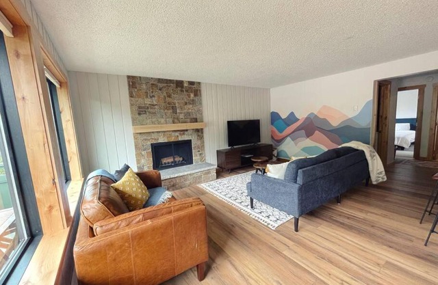 Modern 2 Bedroom condo with pool and amazing view! Close to ski lifts & downtown!