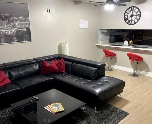 Modern 2 Bedroom Townhome Minutes from the Beach!