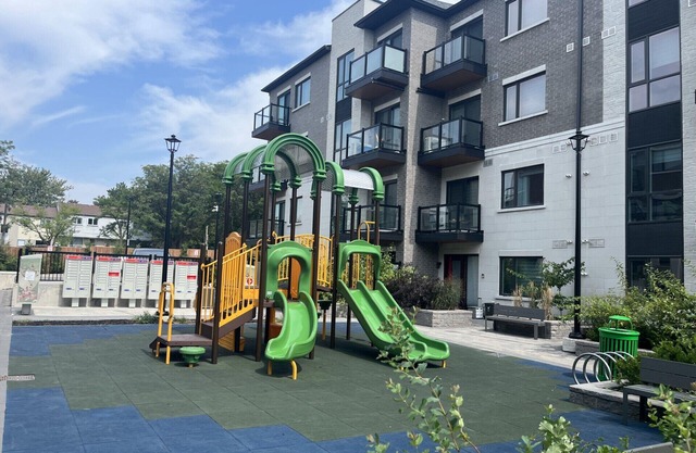 Modern 2Beds TownHome Toronto - 5MINs to Seneca College & Fairview Mall