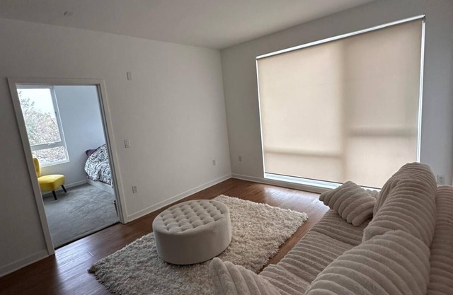 Modern 2BR/2BA Near Glendale Galleria – Walk to Shopping & Dining!