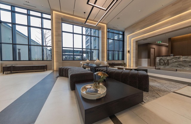 Modern 2BR + Parking + Gym, Etobicoke West Mall