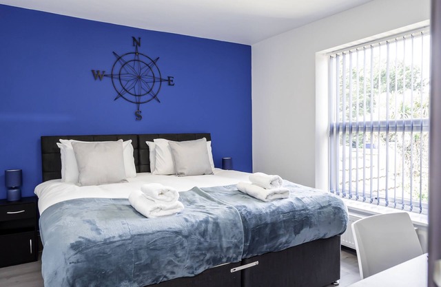 Modern 3-Bed, 3-Bath House | Sleeps 10 | Free Parking Newly refurbished home just off the M27. 10 mins to City Centre, Hospital & Airport. Ideal for families, contractors & groups.