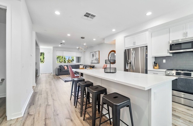 Modern 3 Bed W/Private Roof Deck!