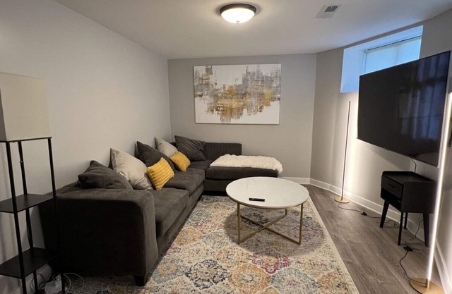 Modern 3 Bedroom Close to Downtown Chicago