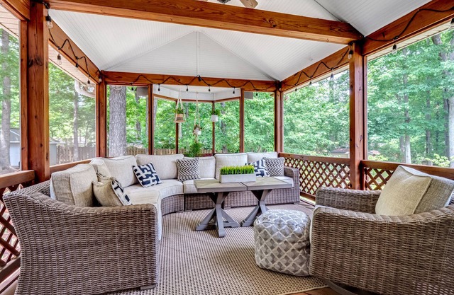 Modern 3 Bedroom Home w/Gorgeous outside patio!