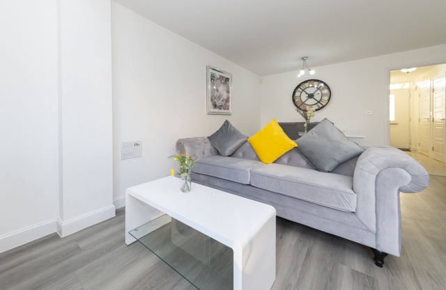 Modern 3 bedroom House, Langley Slough