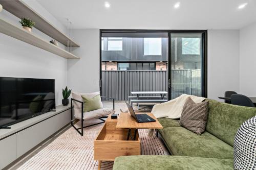 Modern 3 Bedroom Townhouse Near Adelaide with Workspace and Parking