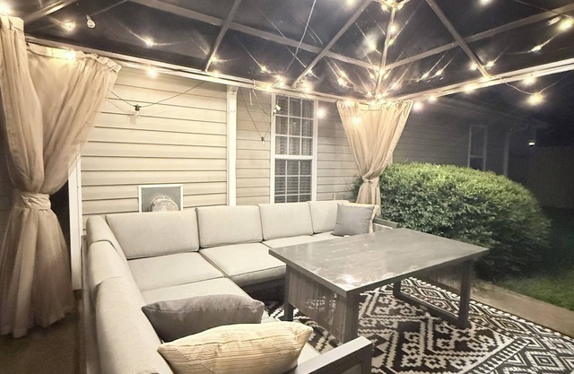 Modern 3 BR 2 BA Home with Backyard – 8mi Downtown