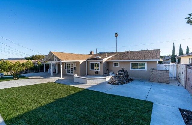Modern 3 King Beds, Beautiful Large Backyard, WFH, Long Stays, Waterfall, WI-FI, FWY, 25 mins to Beach