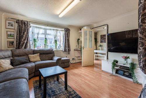 Modern 3BD Stay near Elizabeth Line & Heathrow