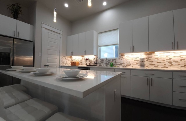 "modern 3bed Townhome. Near Nrg"