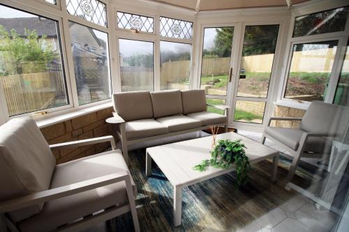 Modern 3BR Bath Home, Sleeps 5, Driveway Parking, Families & Contractors