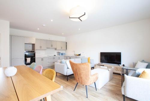 Modern 3BR Split Level Home with Balcony Dublin 16