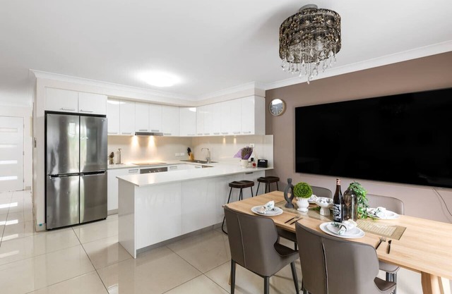 Modern 3BR Townhouse in Calamvale Near Parks&Shops