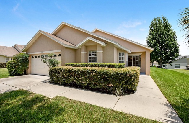 Modern 4 bed home with own private pool close to Disney