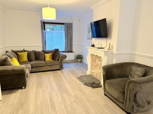 Modern 4 bed House with Free Parking