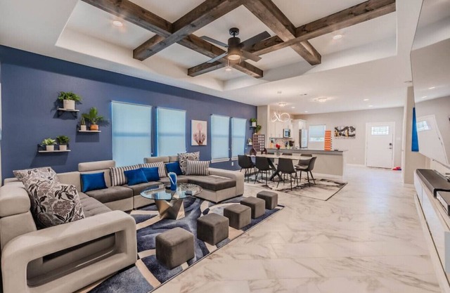 Modern 4 Bedroom Near Downtown, Zoo, Uptown & More, with Hot Tub & Games