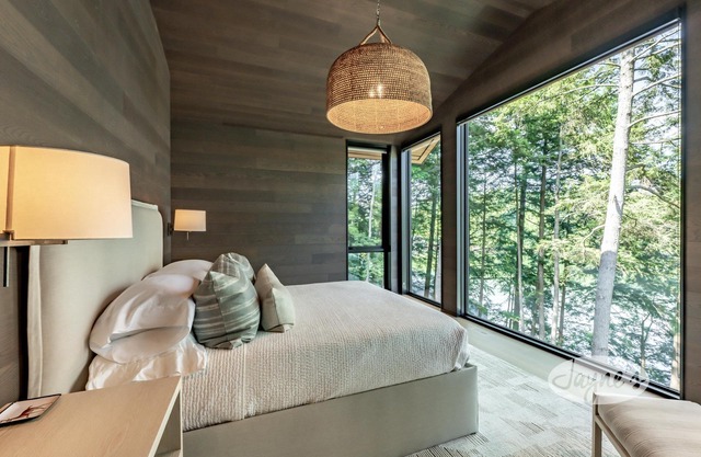 Modern 5 bed 7 bath cottage on Lake Rosseau with boathouse!