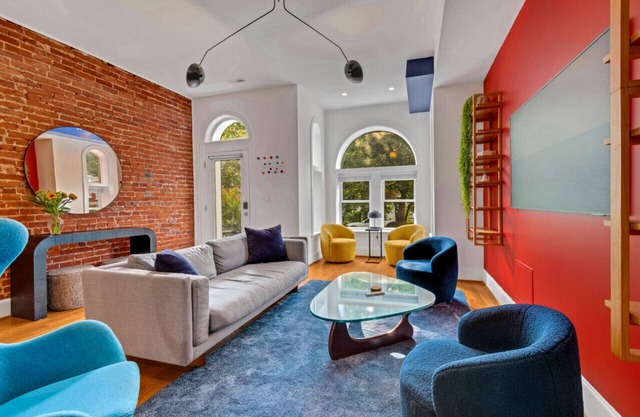 Modern 5 Bed Luxe Rowhome w Patio deal for Groups