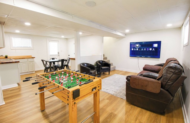 Modern 5 BR Retreat Minutes from LU