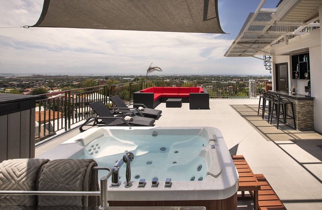 Modern 6BR House ⭐️City & Ocean Views from Jacuzzi