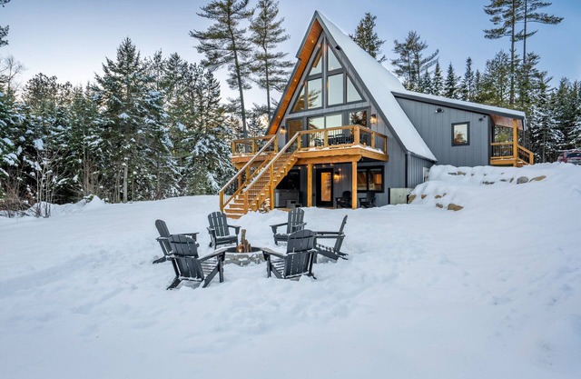 Modern A-Frame~ 9min Sunday River! HotTub! FirePit! Arcade Games! Slps 12