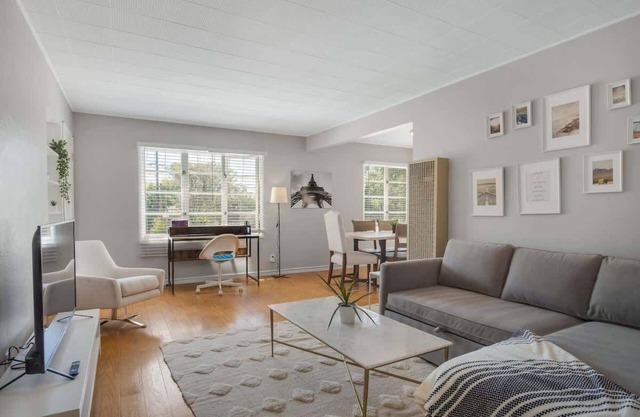 Modern Abode 2BD with Garden and Garage