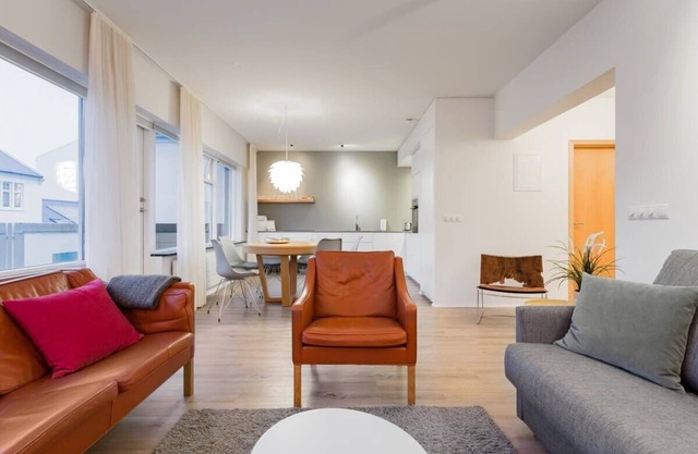 Modern and Charming apt Downtown - Free parking