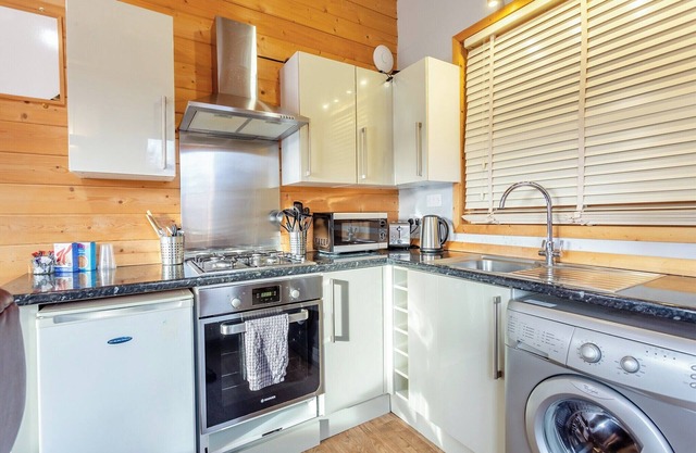 Modern and cosy lodge with one double and en suite walk in shower.
