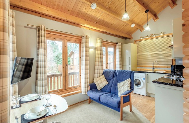 Modern and cosy lodge with one double and en suite walk in shower.