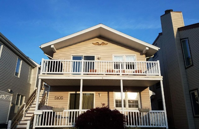 Modern and relaxing great location, only 4 homes to the beach, 2 large decks.