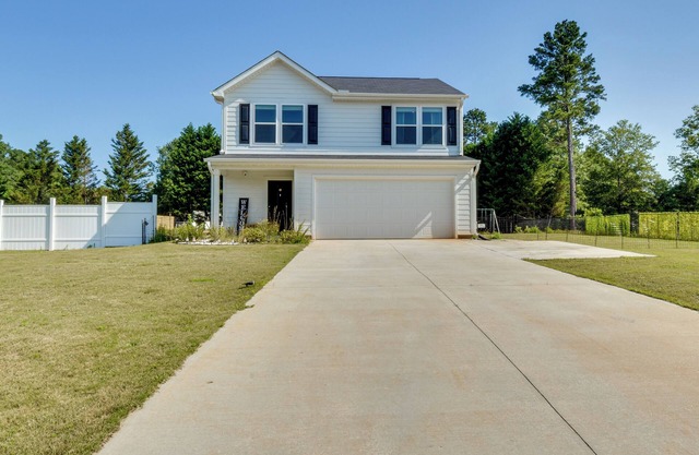 Modern Anderson Home w/Fire Pit & Grill
