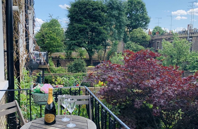Modern Apartment in Holland Park close to everything you need!