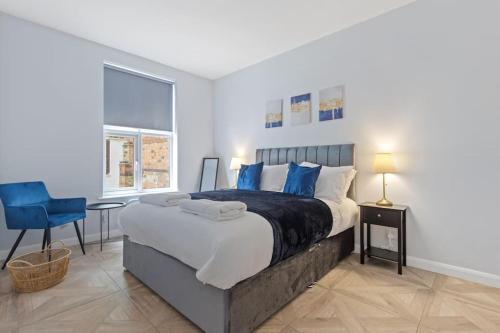 Modern Apartment Off-Road Parking King Bed Suite 1