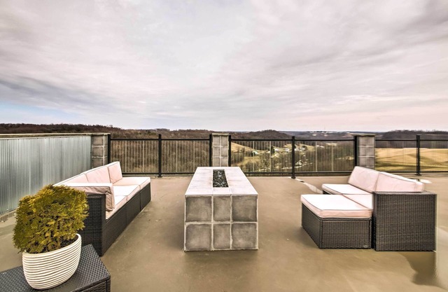 Modern Apartment w/ Rooftop Patio & Sweeping Views