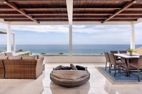 Modern Boutique Condo, Ocean Views, Great Location