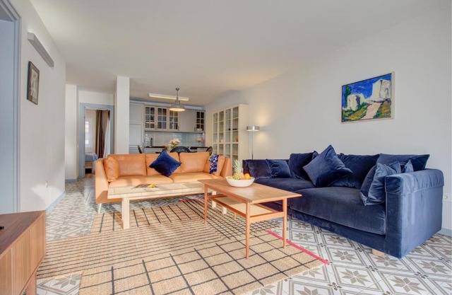 Modern, bright and welcoming oceanfront apartment