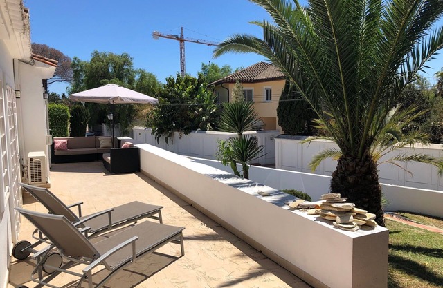 Modern & Bright family friendly Villa, private Pool & Gardens 300m to Beaches.