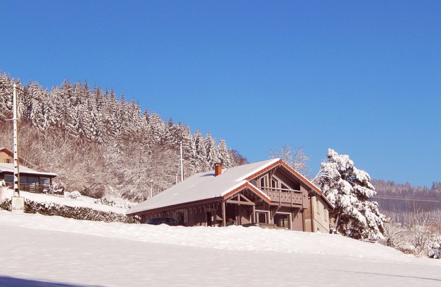 Modern chalet with whirlpool bath, outdoor Jacuzzi and magnificent valley views
