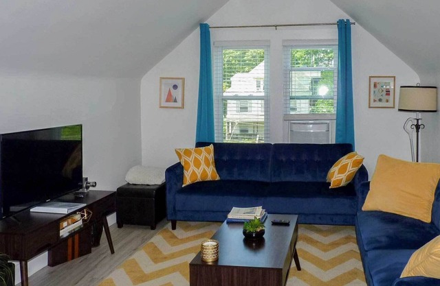 Modern-Chic Apartment < 1 Mi to Downtown Montclair