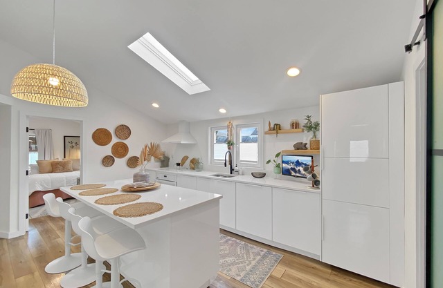 Modern Coastal Cottage Walk to Town & Shops