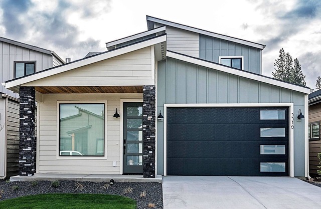Modern Coeur d' Alene home near the river and close to downtown
