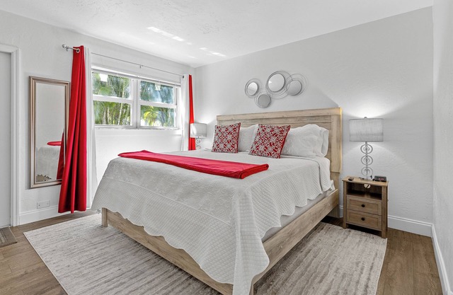 Modern Condo Walk to Restaurants & Shops, Bike to Beach, Beach Chairs & Bikes