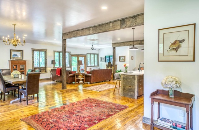 Modern Converted Barn,3 Kng Bdrms,3.5 Baths,Mtn Creek/Pool TBL/Deck Gas Fire TBL