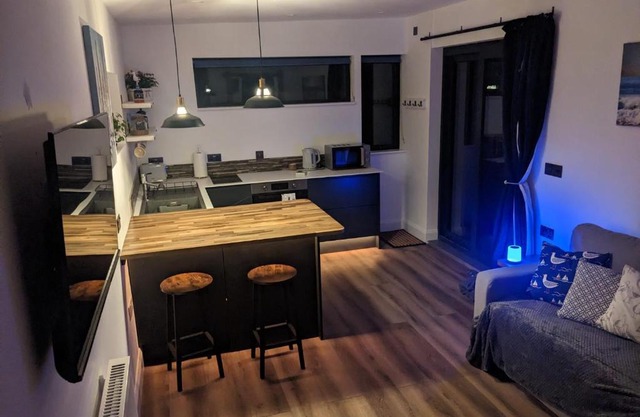 Modern cosy apartment walking distance to many cove beaches and coast path walks as well as the famous Helford river